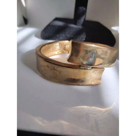 Gold tone bracelet and earring set some defects - Picture 2 of 5